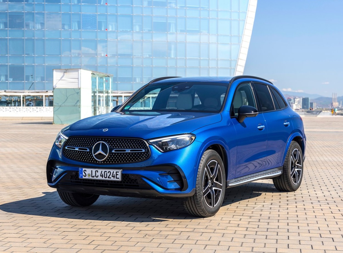 Mercedes Benz GLC 350 e màu Xanh dương Spectral (970)