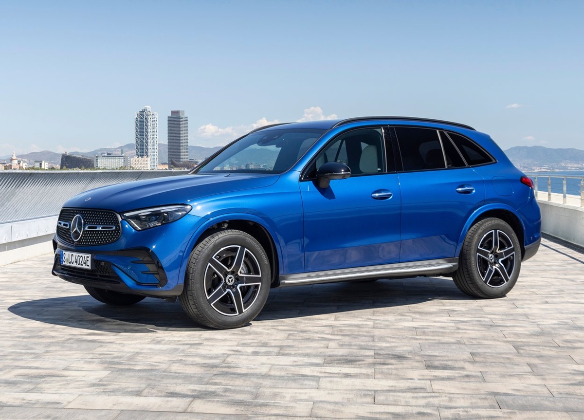 Mercedes Benz GLC 350 e màu Xanh dương Spectral (970)